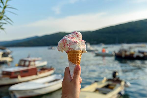 Kawartha Dairy Ice Cream at Walkers Point Marina
